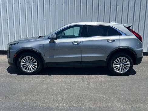 Used 2024 Cadillac XT4 Luxury w/ Cold Weather Package FWD image 3