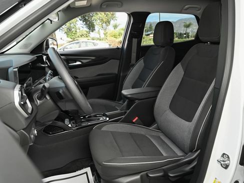 Used 2026 Chevrolet Trax LT w/ LPO, Blackout Package FWD image 19