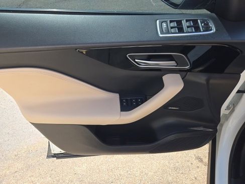 Used 2020 Jaguar F-PACE Premium image 30