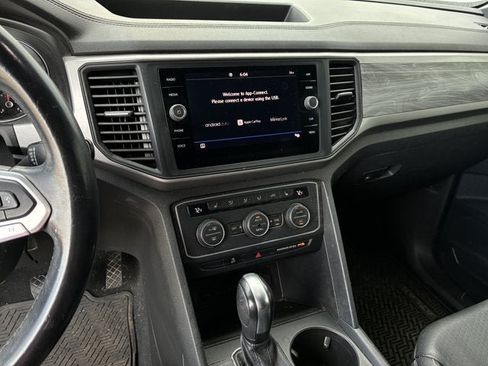 Used 2020 Volkswagen Atlas Cross Sport SE w/ Panoramic Sunroof Package FWD image 16