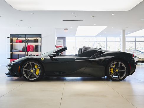 Used 2024 Ferrari SF90 Spider image 3