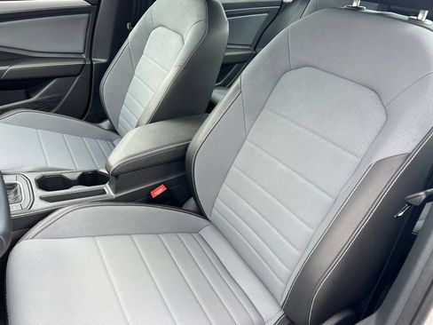 Used 2025 Volkswagen Jetta SE FWD image 11