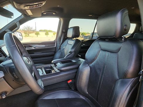 Used 2022 Jeep Wagoneer Series III AWD/4WD image 7