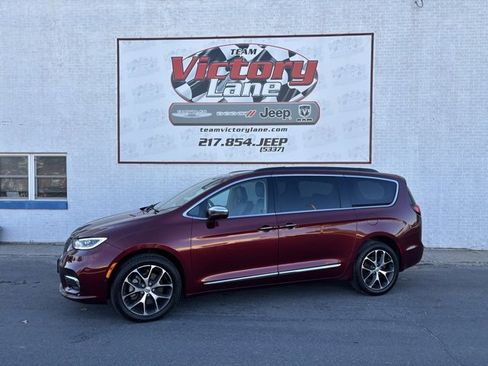 Used 2022 Chrysler Pacifica Limited image 1
