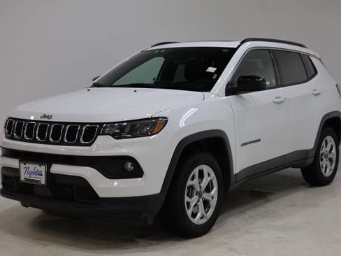Used 2025 Jeep Compass Latitude w/ Sun & Sound Group AWD/4WD image 3