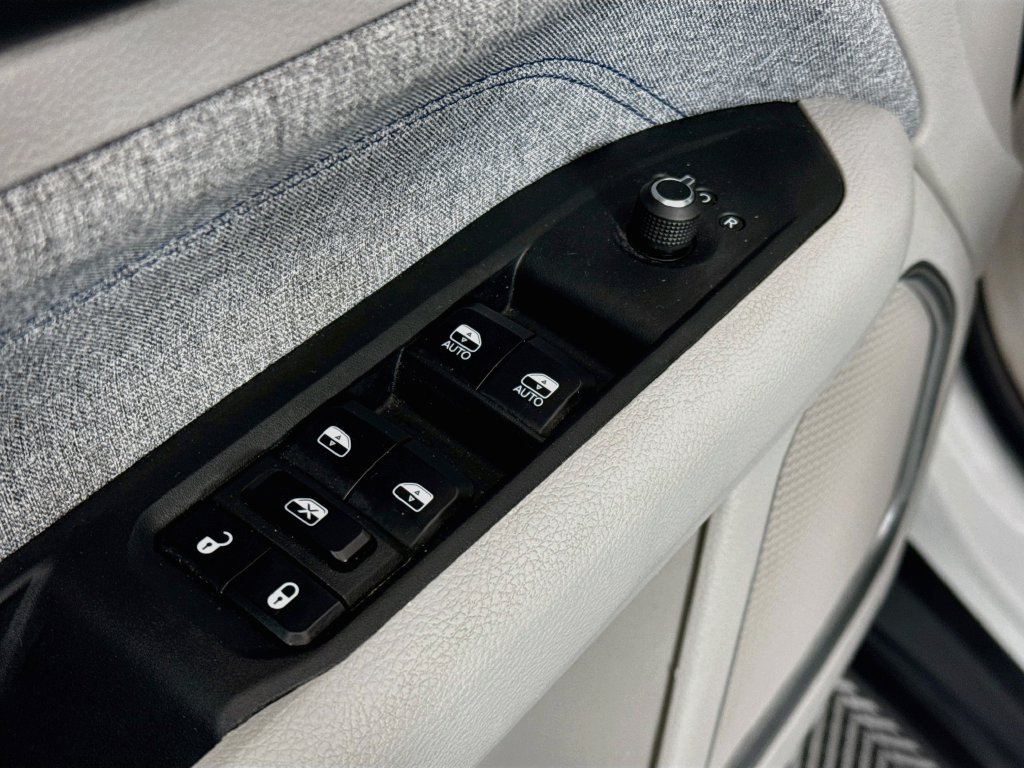 Used 2022 Jeep Compass Latitude AWD/4WD image 17
