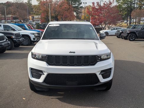 Used 2025 Jeep Grand Cherokee Altitude image 2
