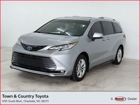Used 2025 Toyota Sienna Limited image 1