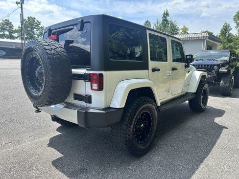 Used 2017 Jeep Wrangler Unlimited Sahara w/ Connectivity Group AWD/4WD image 5