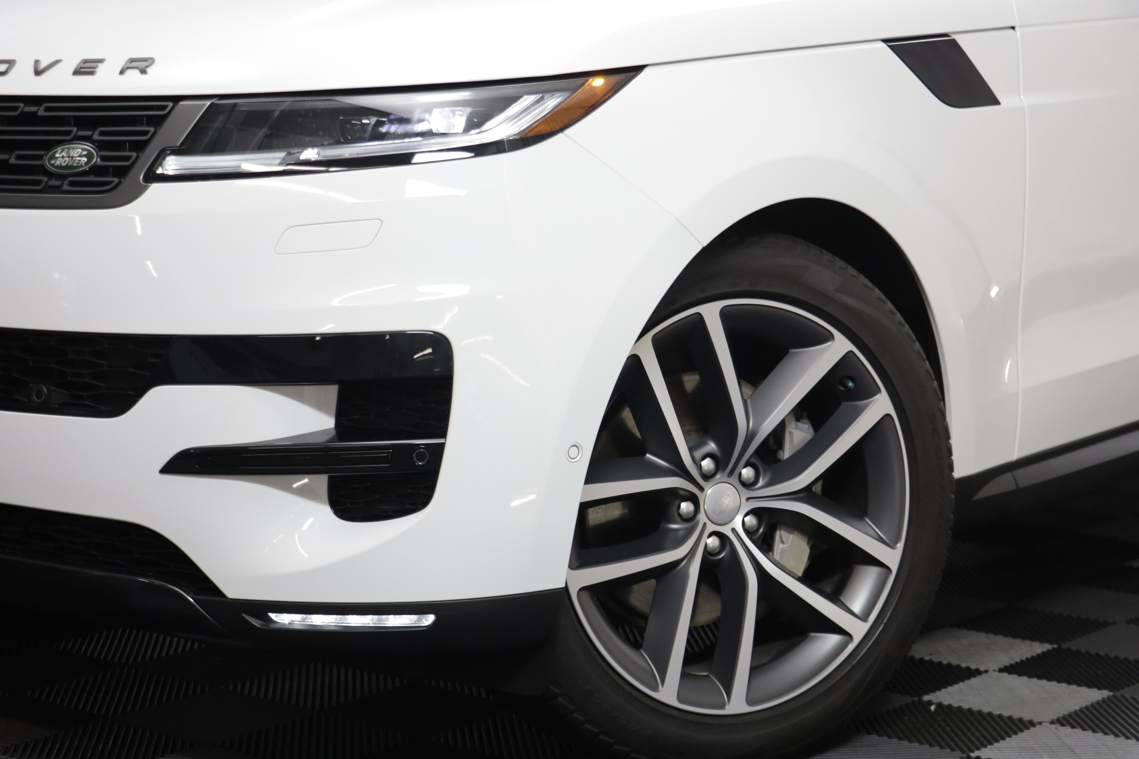 Used 2023 Land Rover Range Rover Sport SE AWD/4WD image 3