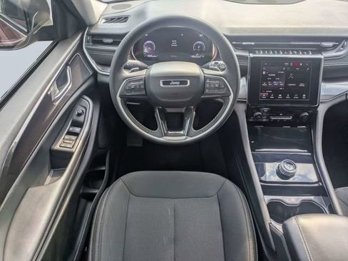 Used 2023 Jeep Grand Cherokee Laredo RWD image 16