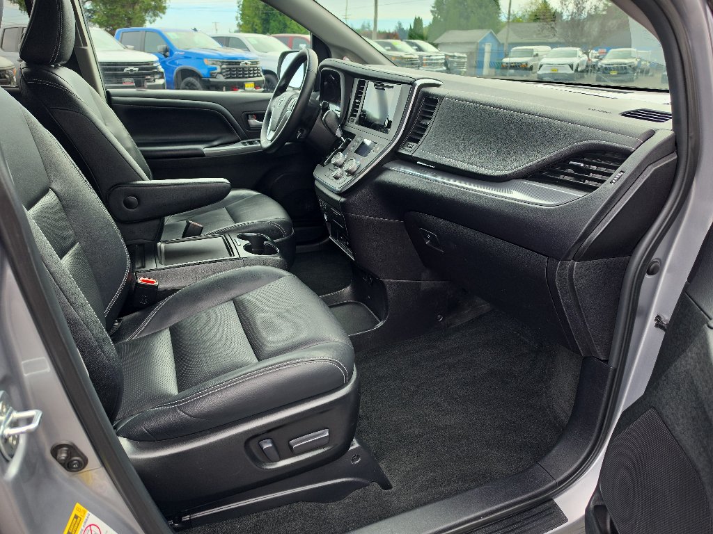 Used 2015 Toyota Sienna SE FWD image 16
