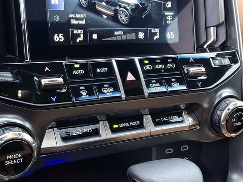 Used 2025 Lexus LX 600 4WD w/ Luxury Package image 17