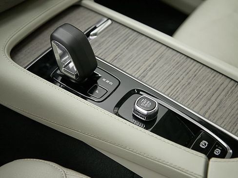 Certified 2023 Volvo XC90 T8 Plus w/ Protection Package Premier AWD/4WD image 16