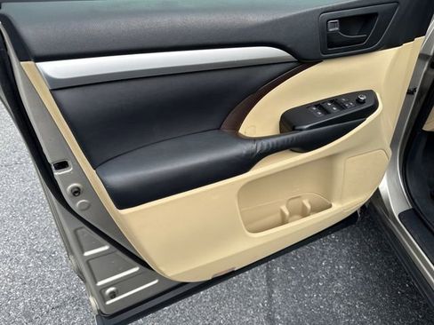 Used 2015 Toyota Highlander Plus AWD/4WD image 10
