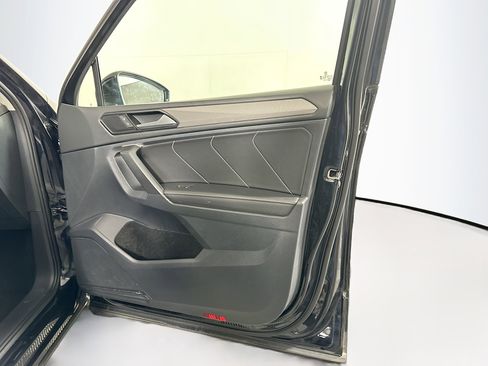 Used 2024 Volkswagen Tiguan SE image 33