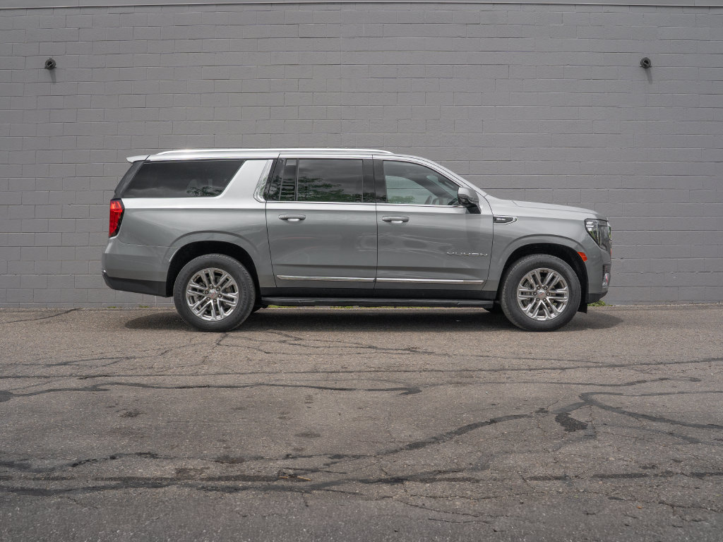 Used 2023 GMC Yukon XL SLT w/ SLT Premium Package AWD/4WD image 8