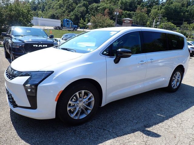 New 2027 Chrysler Pacifica Select FWD image 2