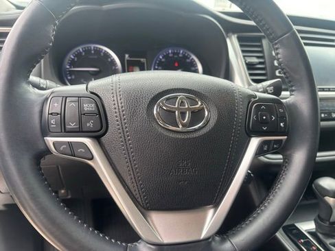 Used 2018 Toyota Highlander SE FWD image 25