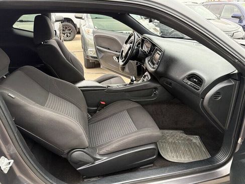 Used 2017 Dodge Challenger SXT image 14