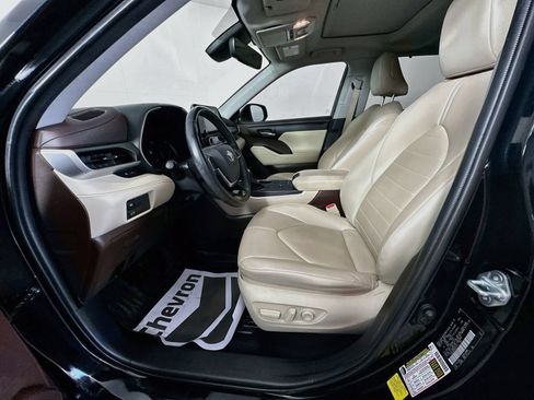 Used 2021 Toyota Highlander XLE FWD image 19