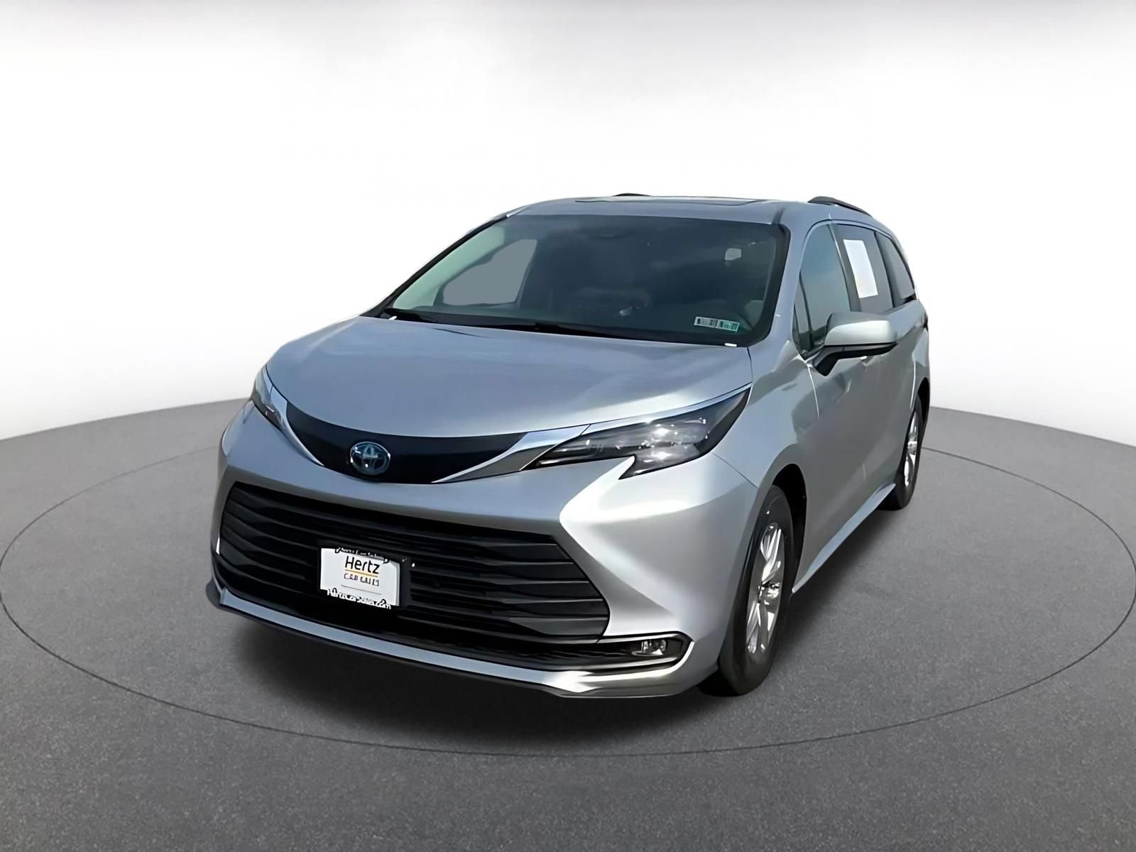 Used 2025 Toyota Sienna XLE FWD image 4