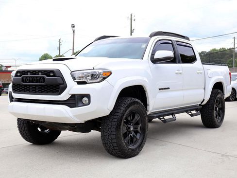 Used 2017 Toyota Tacoma TRD Sport w/ Premium & Technology Package AWD/4WD image 33