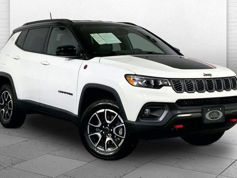 Used 2025 Jeep Compass Trailhawk AWD/4WD image 1