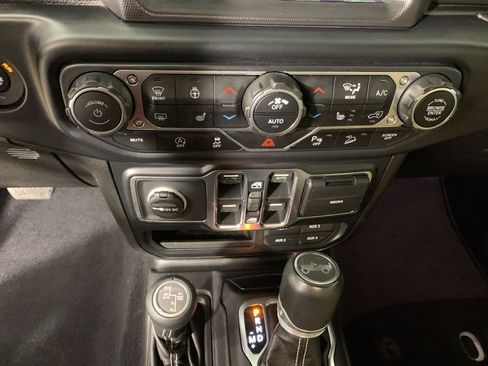 Used 2019 Jeep Wrangler Unlimited Sahara w/ Quick Order Package 24M Moab image 24