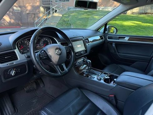 Used 2015 Volkswagen Touareg Sport AWD/4WD image 9