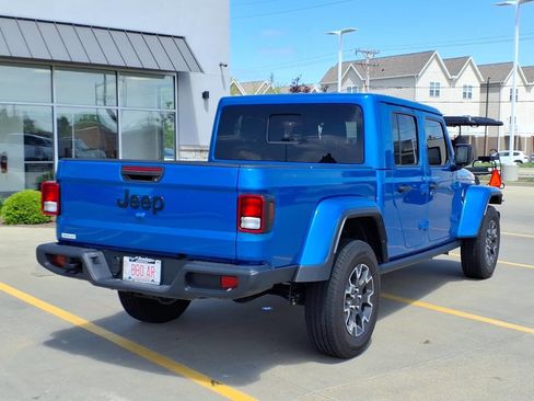 Used 2024 Jeep Gladiator Sport AWD/4WD image 4