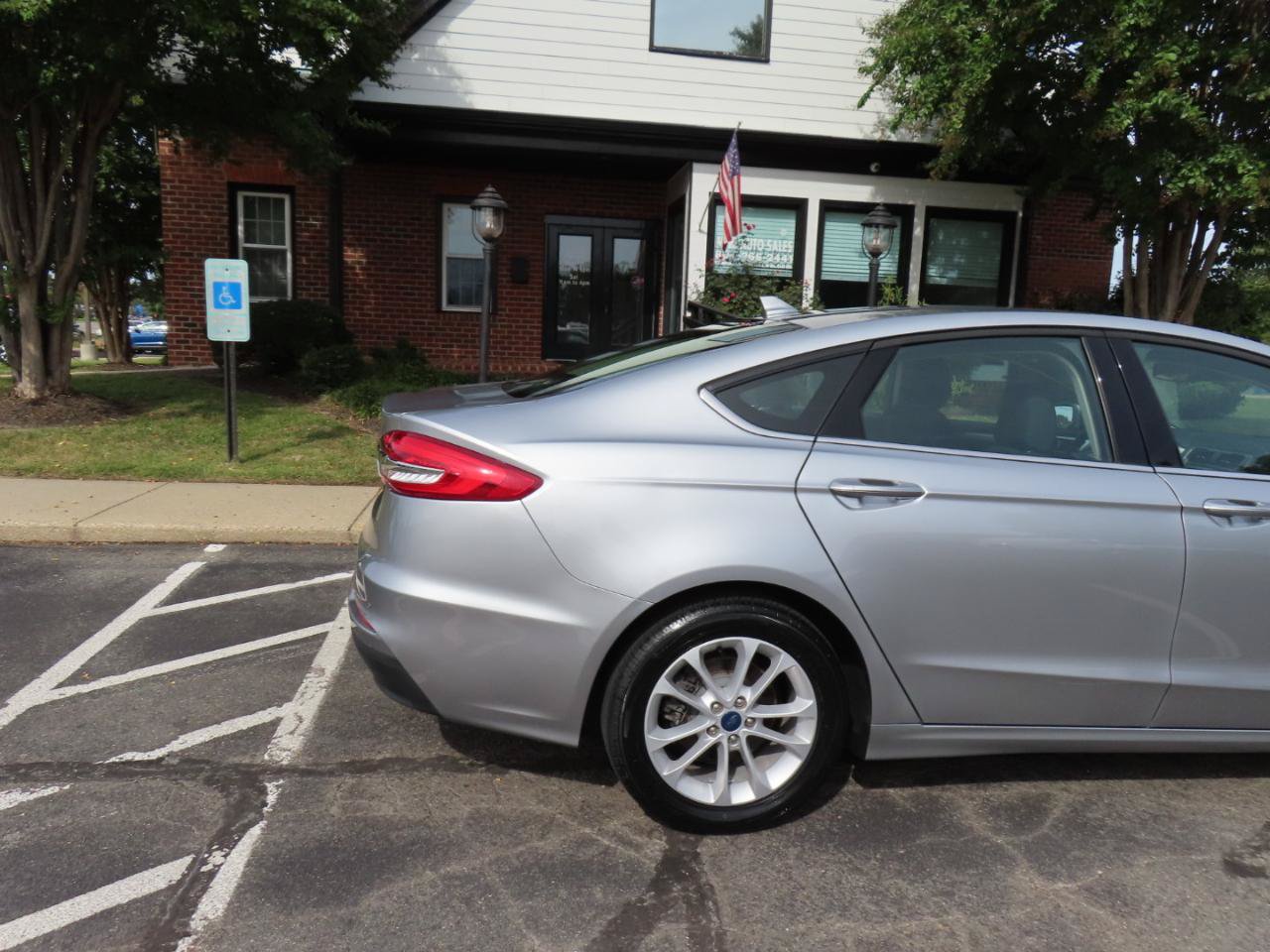 Used 2020 Ford Fusion SE FWD image 8