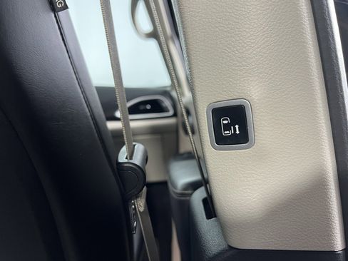 Certified 2024 Chrysler Pacifica Touring-L image 31