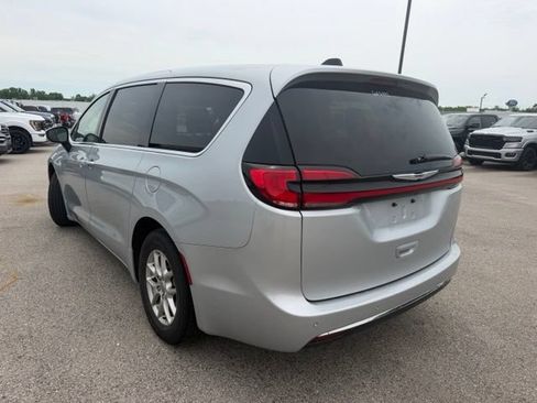 Used 2023 Chrysler Pacifica Touring-L FWD image 12