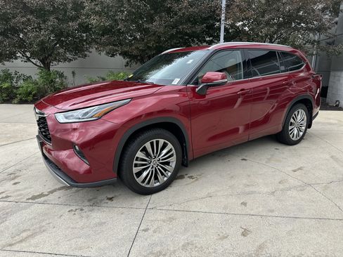 Used 2021 Toyota Highlander Platinum AWD/4WD image 3