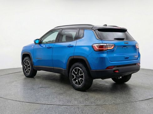 Used 2025 Jeep Compass Trailhawk image 6