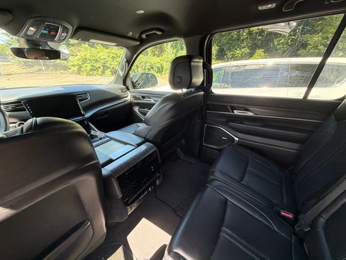 Used 2024 Jeep Wagoneer L Series II w/ Flexible Seating Group AWD/4WD image 11