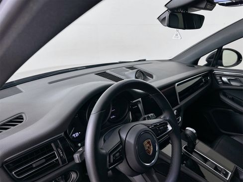 Used 2023 Porsche Macan Turbo image 10
