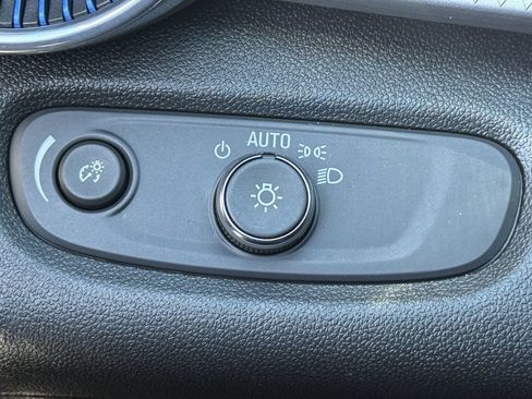 Used 2025 Chevrolet Trax LT FWD image 21