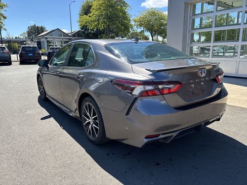 Used 2022 Toyota Camry SE w/ Convenience Package FWD image 2