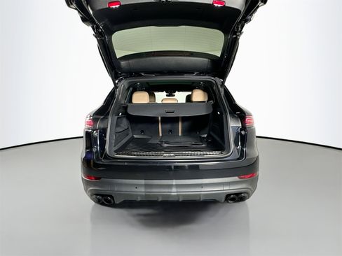 Certified 2023 Porsche Cayenne Platinum Edition image 36