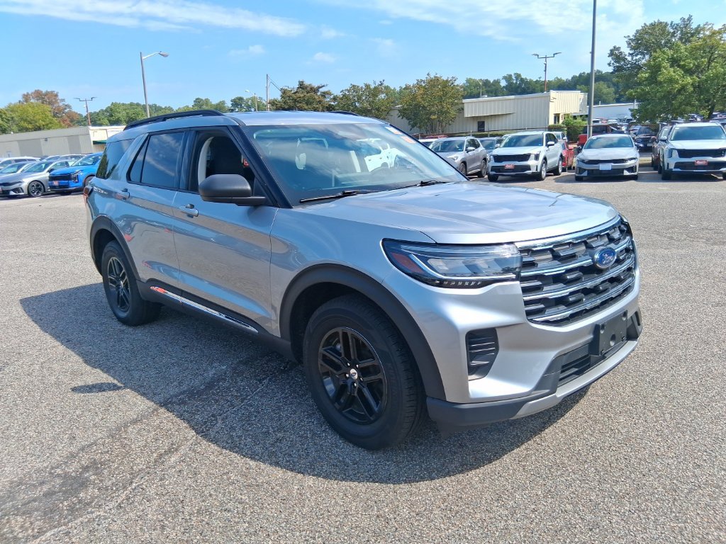 Used 2025 Ford Explorer Active AWD/4WD image 3