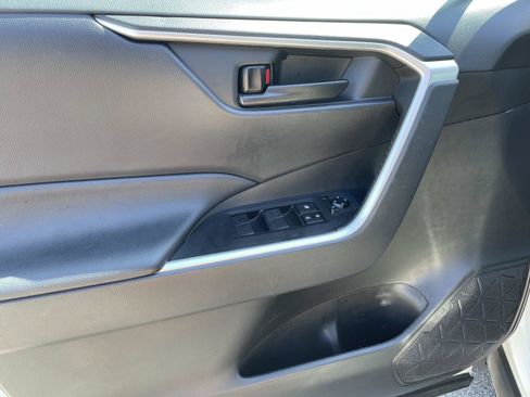 Used 2021 Toyota RAV4 LE FWD image 13