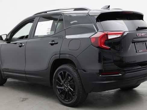 Used 2024 GMC Terrain SLE w/ Elevation Edition FWD image 5