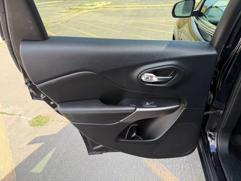 Used 2019 Jeep Cherokee Limited AWD/4WD image 21