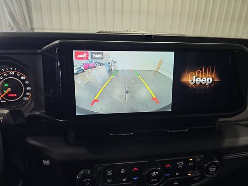 Used 2024 Jeep Wrangler Unlimited Sahara w/ Technology Group AWD/4WD image 24