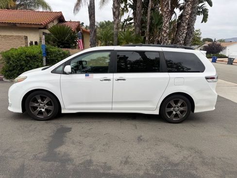 Used 2017 Toyota Sienna SE FWD image 9