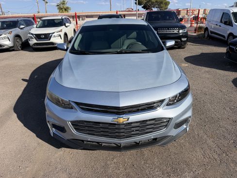 Used 2017 Chevrolet Malibu LT w/ Leather Package FWD image 2