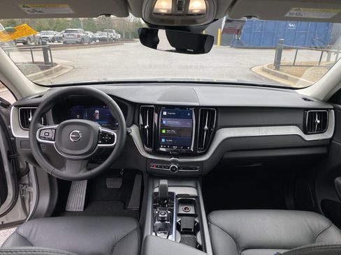 Used 2025 Volvo XC60 B5 Plus image 22