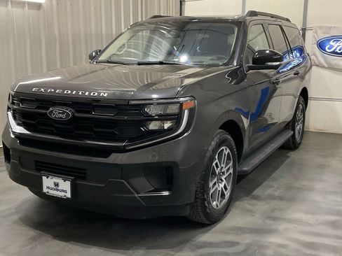 Used 2025 Ford Expedition Active AWD/4WD image 3